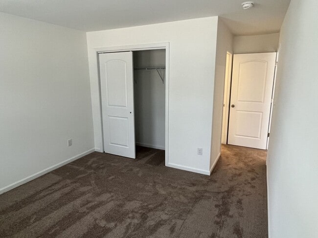 Building Photo - Large, Newer 4 Bedroom + Office and Loft i...