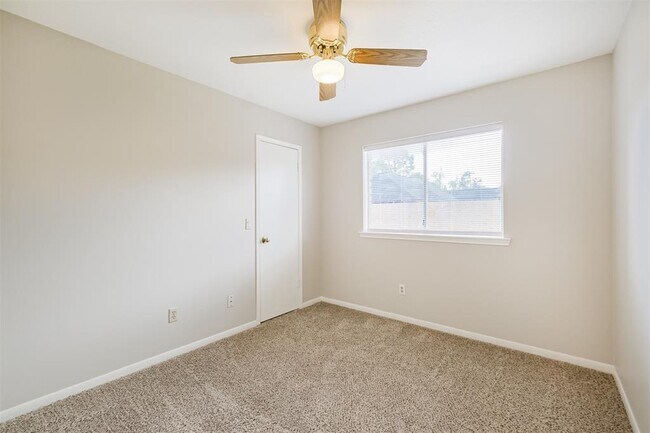 Building Photo - 2315 Cunningham Dr