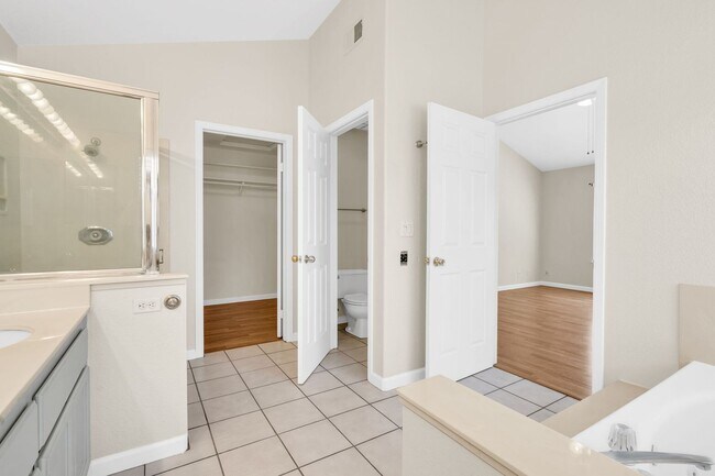 Building Photo - 880 Woodsong Ln