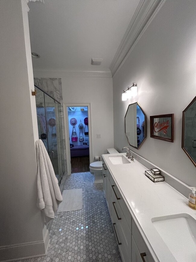 Building Photo - 212 Village Walk Ln