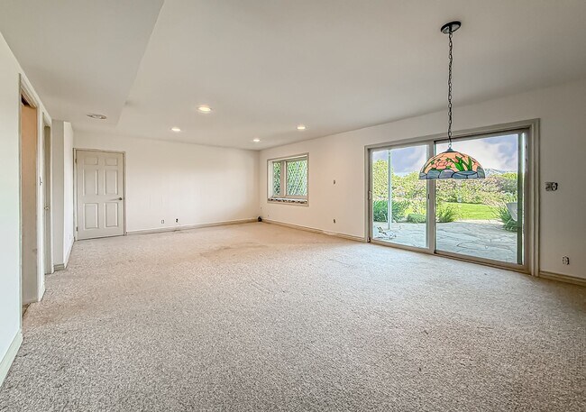 Building Photo - Calabasas 4BR w/pool+spa, views, solar pan...