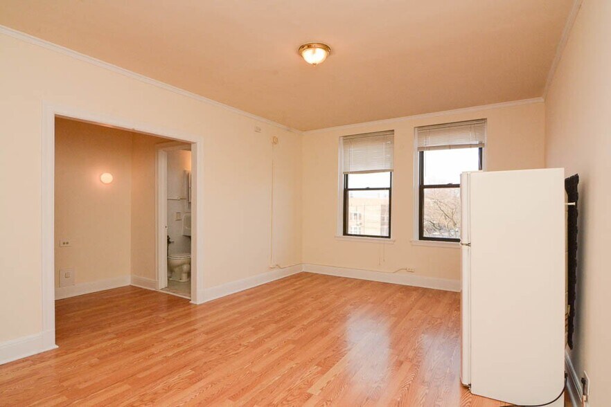 Building Photo - 3335 W Diversey Ave