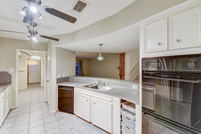 Building Photo - Charming 3-Bedroom Townhome in Prime Memor...