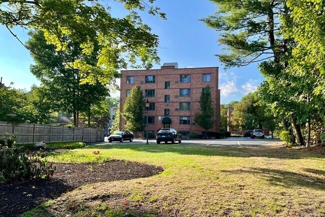 Building Photo - 128 Pleasant St