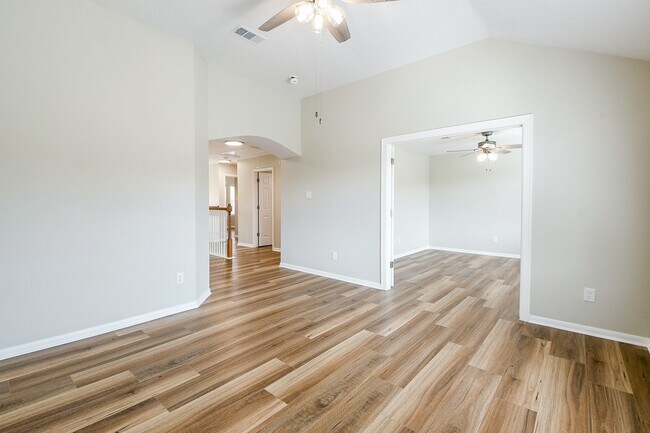 Building Photo - 815 Robins Way