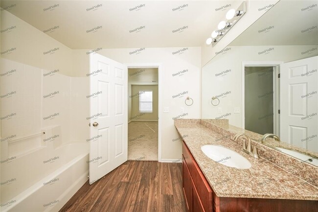 Building Photo - 10201 Hidden Village Dr
