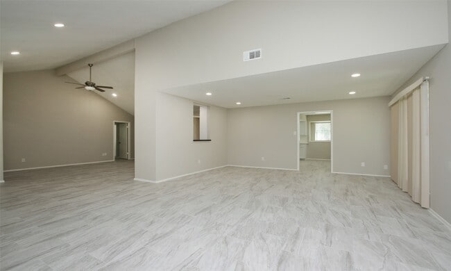 Building Photo - 833 Lakeview Dr