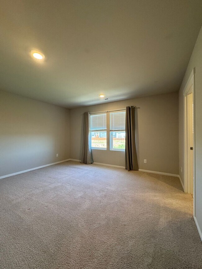 Building Photo - Modern 4-Bed Home for Rent