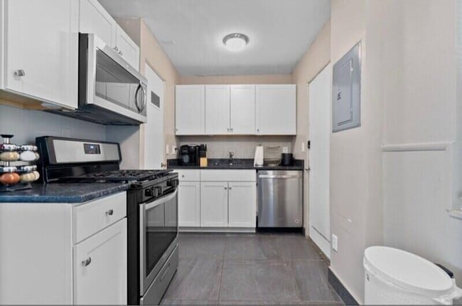 Building Photo - 464 E Norwich Ave