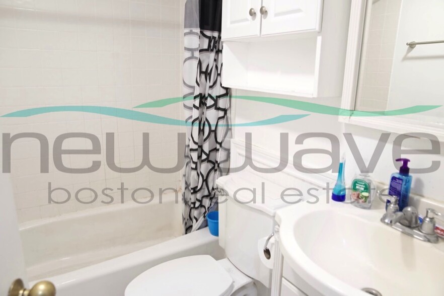 Building Photo - 390 Riverway