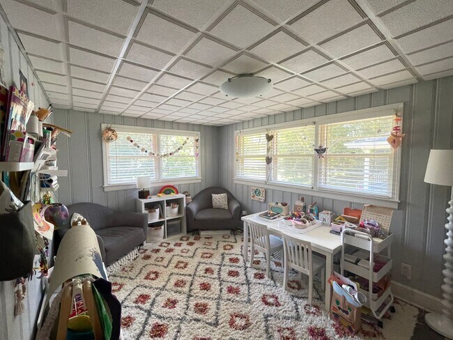 Building Photo - Crestview Home walking distance to Normaltown