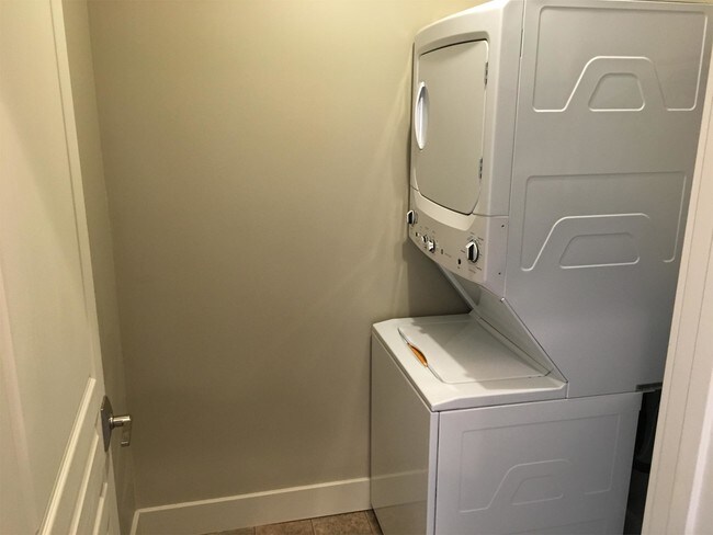 Building Photo - 5301 W Alexis Rd