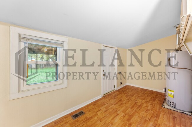 Building Photo - 612 N Custer St