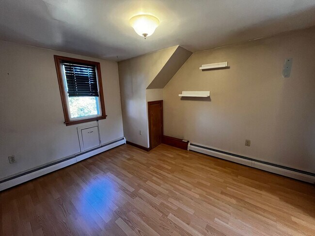 Building Photo - Charming 2 Bedroom Home