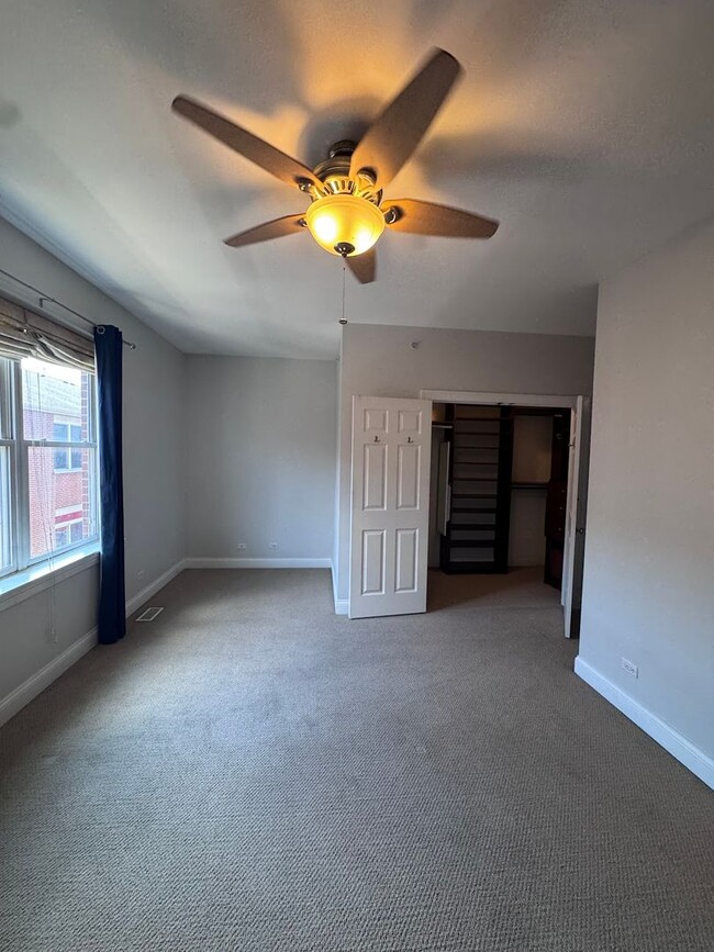 Building Photo - 2 Bed 2.5 Bath In Oak Park Available!