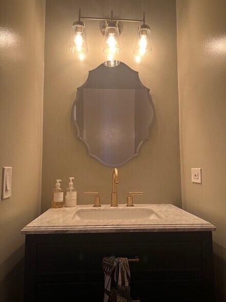 Building Photo - 1140 W Cornelia Ave