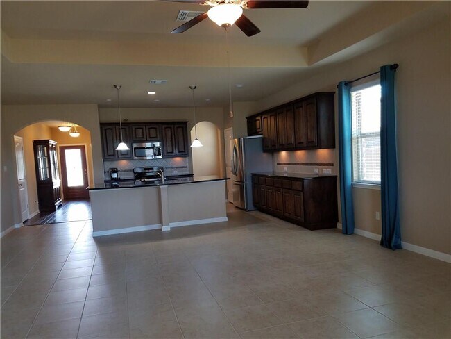 Building Photo - 743 Easton Dr