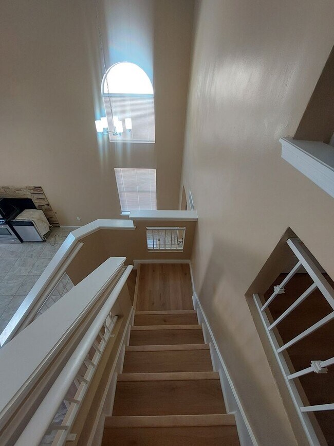 Building Photo - 4 BEDROOM 3 BATHROOM HOME! fully remodeled...