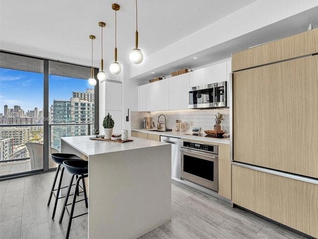 Building Photo - 121 NE 34th St