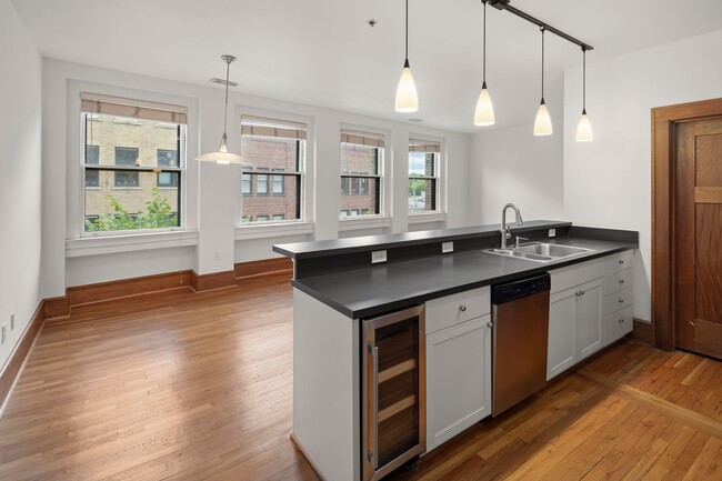 Building Photo - 55 1/2 Haywood St, Apt 3B