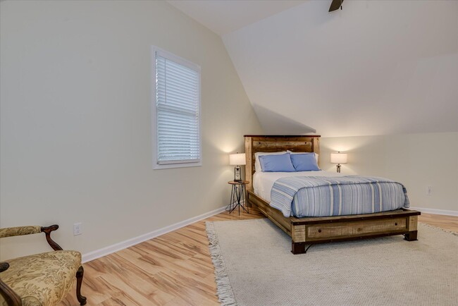 Building Photo - 651 Oak Meadow Ln