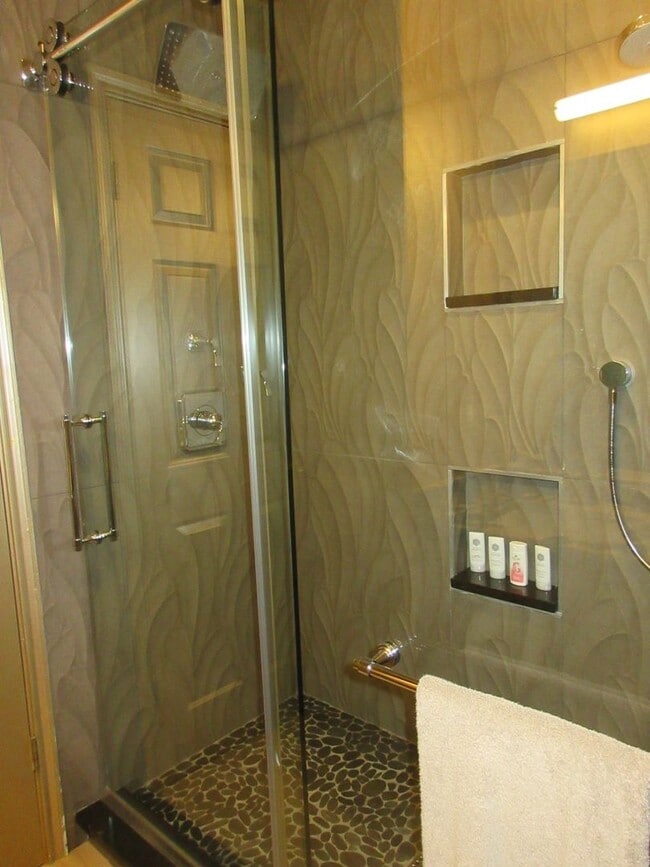 Building Photo - Furnished 3-bedroom in Travis Heights with Downtown Views!