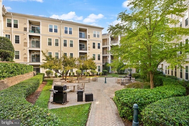 Building Photo - 2465 Army Navy Dr