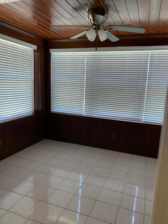 Building Photo - Charming 2/1 in the heart of St. Nicholas