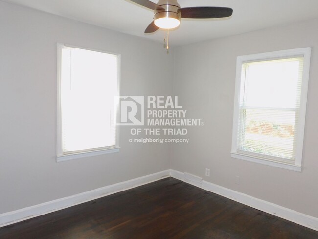 Building Photo - Available Now - 2 Bedroom/ 1 Bathroom Home...