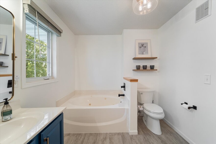 Jetted bathtub - 9092 Merrimac Ln N