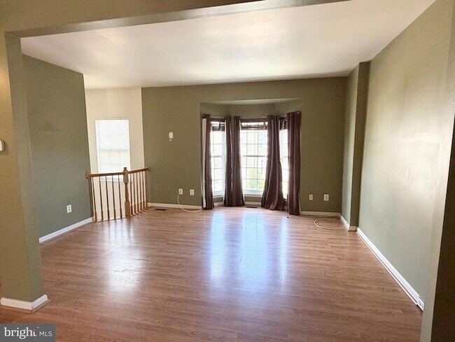 Building Photo - 565 Tuliptree Square NE