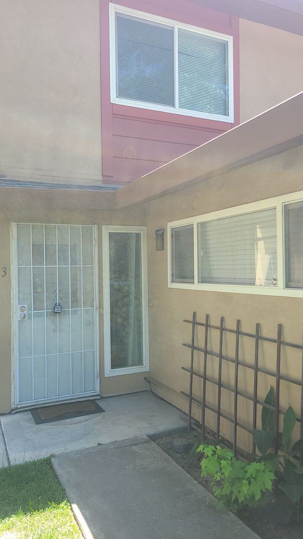 Building Photo - Beautifully Maintained Condo w/ Pool Access!