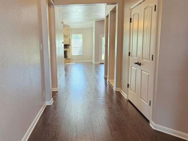 Building Photo - 323 Chisholm Trail