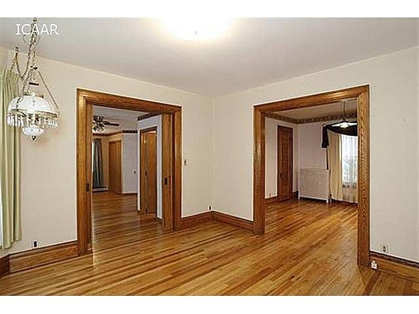 Building Photo - 430 N Van Buren St