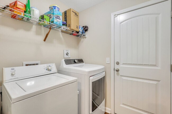 Building Photo - AVAILABLE NOW! (Pet Friendly)