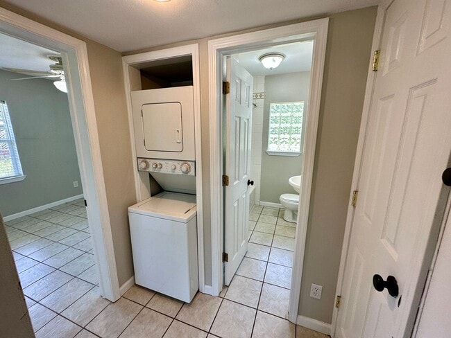 Building Photo - 2 bedroom 1 bath house for rent in Pensaco...