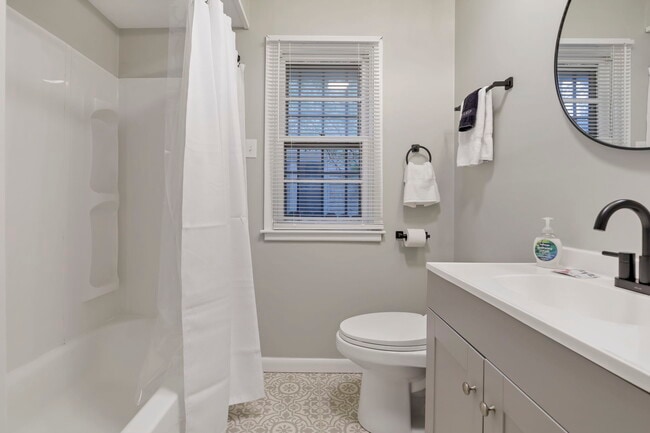 Building Photo - 1275 E Weber Rd