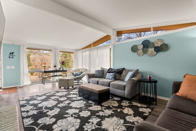 Building Photo - Furnished 3 Bedroom Lakewood Home with Lake View