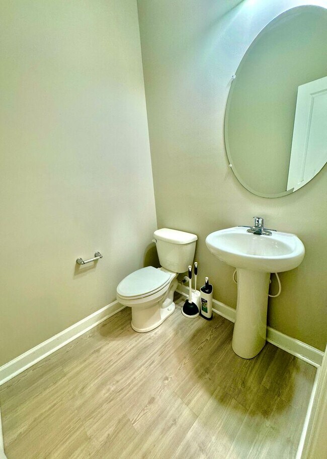 Building Photo - 3 Bed 2 Bath Townhome Located in Cokers Commons in Goose Creek!