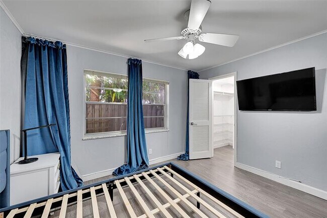 Building Photo - 1027 Tequesta St