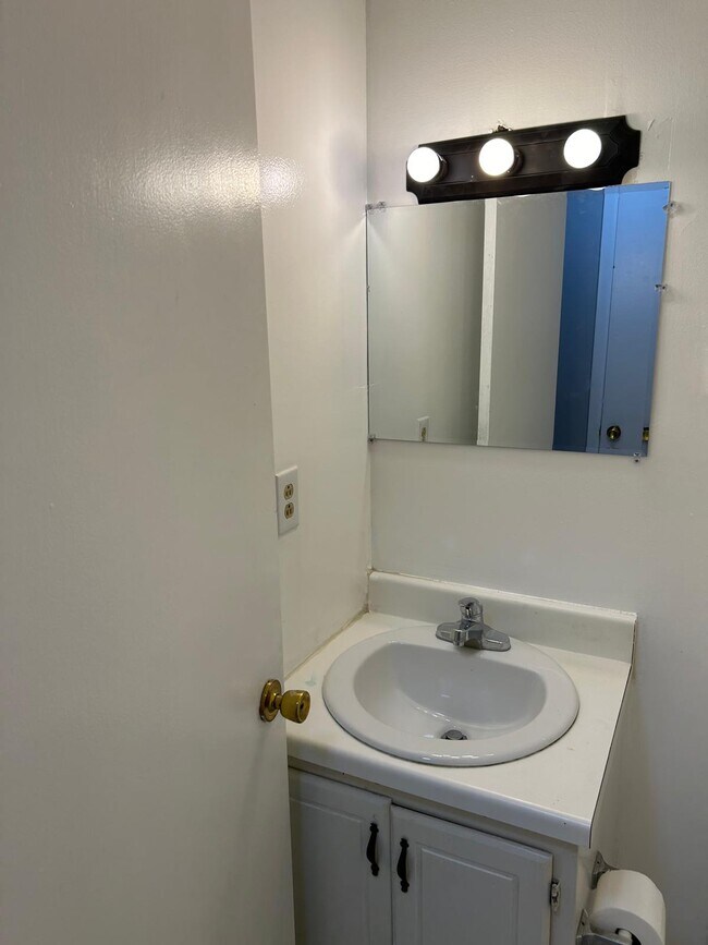 Building Photo - 614 Miller Ave