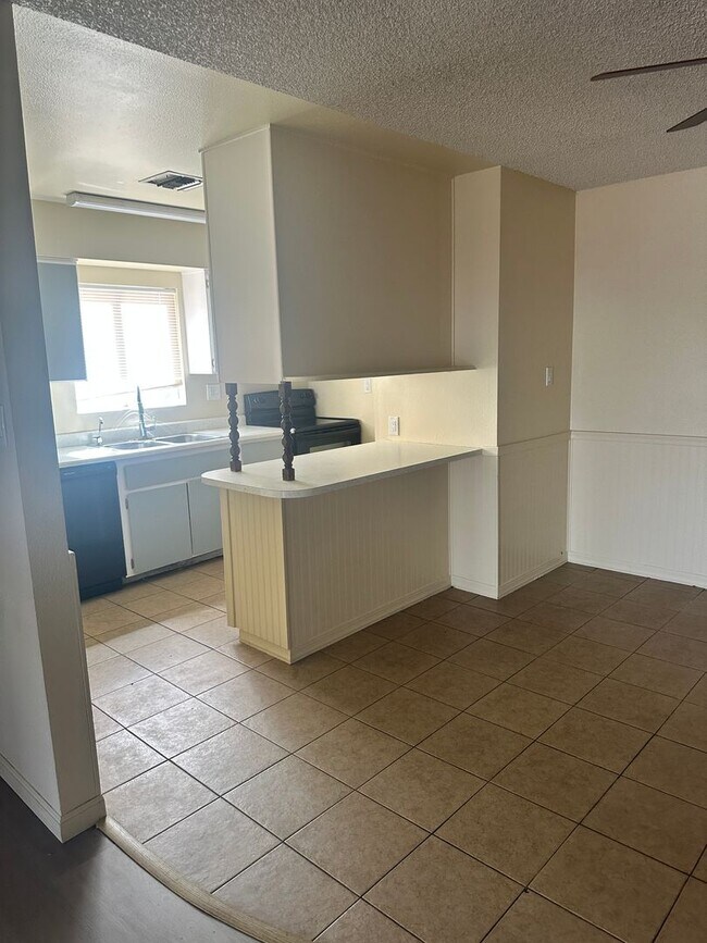 Building Photo - 4 bedroom Rental