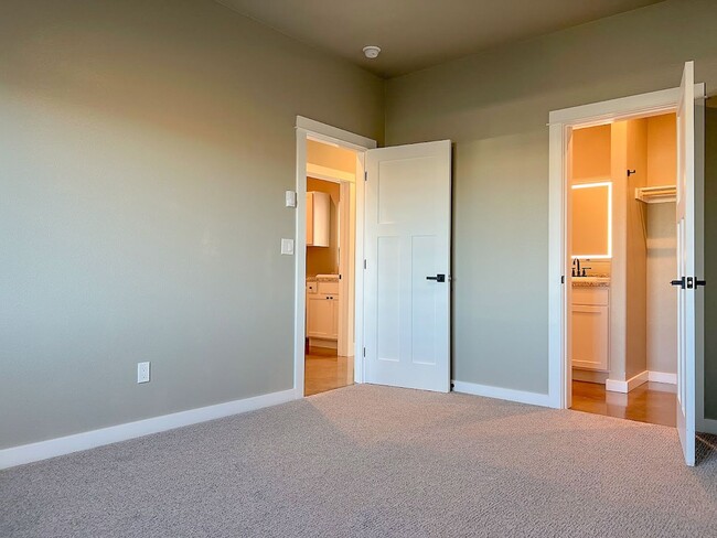 Building Photo - 2 bed/ 1.5 bath in Brand New Soldier Ridge Complex!