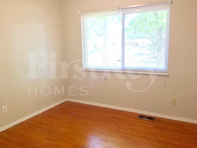 Building Photo - 2275 Glenoro Dr