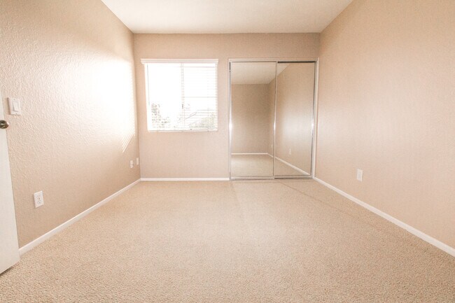 Building Photo - Tri-Level 3 bedroom 3 bath Home in Heart o...