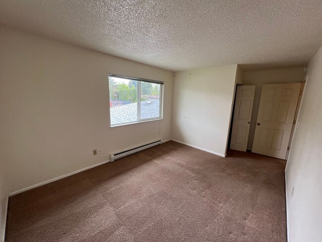 Building Photo - SPACIOUS, CLEAN W/Tons of storage! Tee Off...