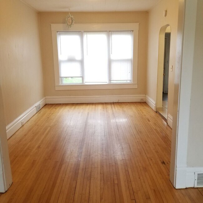 Building Photo - AVAILABLE AUGUST- Beautiful 3 Bed, 1 Bath Home