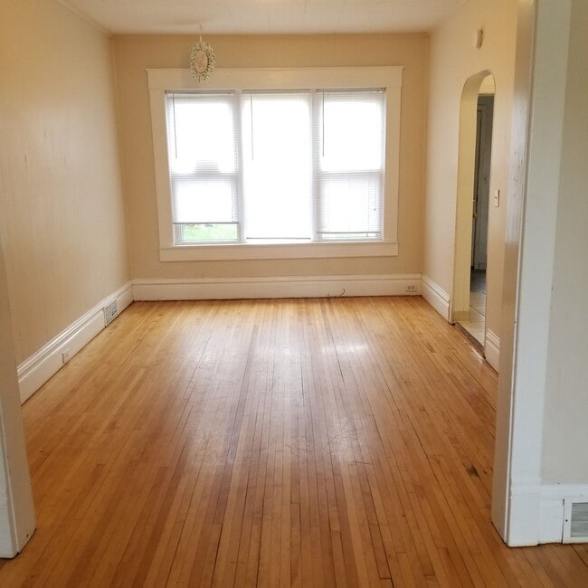 Building Photo - AVAILABLE NOW - Beautiful 3 Bed, 1 Bath Home