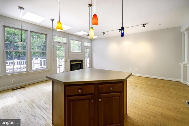 Building Photo - 1156 Regal Oak Dr