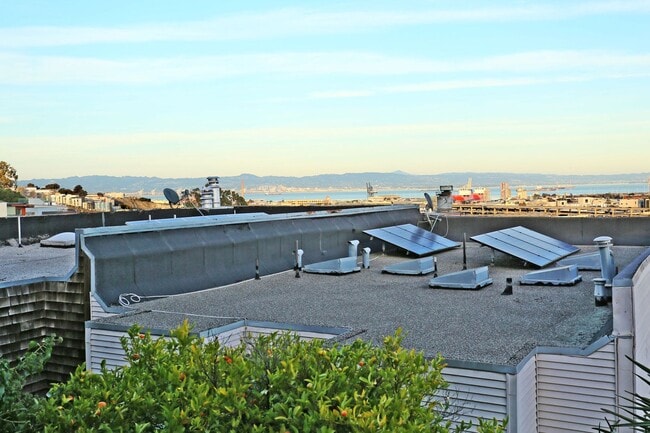 Building Photo - Spacious three-story 4BR/3BA single family home in Bernal Heights, Deck, View,W/D,Storage(637 Per...